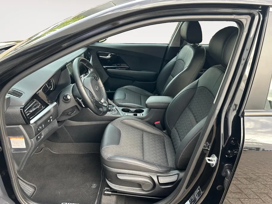 Kia Niro 1.6 GDi Hybrid DynamicLine | Apple Carplay / Android Auto | Navigariesysteem | Licht + Regensensor | Parkeersensoren + Camera Achter | Cruise Control Adaptief | Rijstrooksensor + Correctie