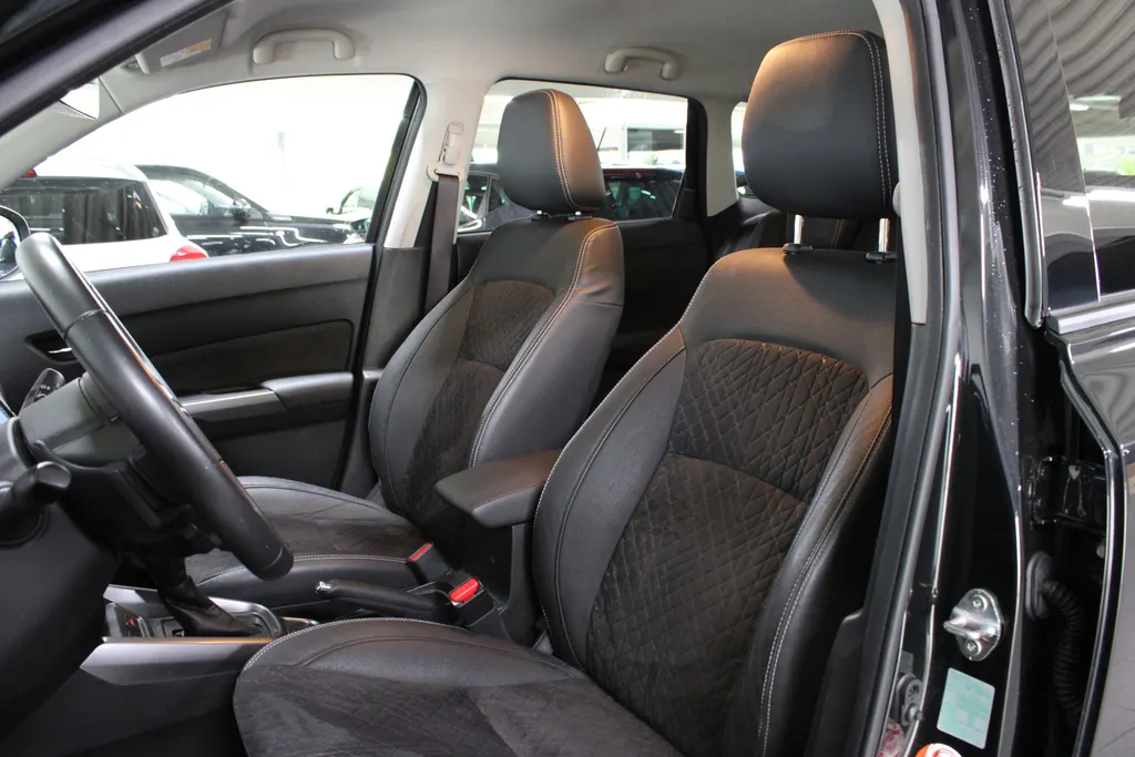 Suzuki Vitara 1.5 Hybrid Style Automaat / Trekhaak afneembaar / Camera / Navigatie / Keyless / Led verlichting /