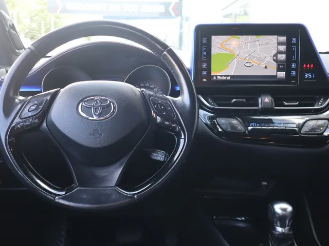Toyota C-HR 1.8 Hybrid Bi-Tone Trekhaak | Leder | Blindspot | Stoelverwarmin