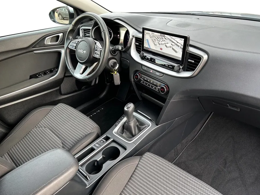 Kia Ceed Sportswagon 1.5 T-GDi DynamicLine | All-Seasonbanden | Apple Carplay / Android Auto | Navigatiesysteem | Parkeersensoren Voor + Achter | Parkeercamera Achter | Licht + Regensensor | Cruise Control | Climate Control | 16'Lichtmetalen velgen