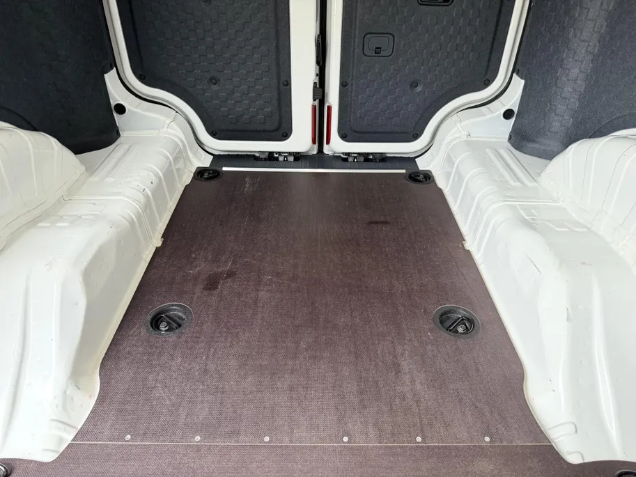 Kia PV5 L2H1 Plus 51.5 kWh | incl. berkentriplex laadvloer | All-season banden | 297 km WLTP-actieradius | Snelladen van 10% tot 80% in 30 minuten | Stoel- en stuurverwarming | Achteruitrijcamera | Draadloos Apple/Android Carplay | Parkeersensoren voor- en achter