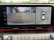 Hyundai Kona 1.6 GDI HEV N Line Sky | Schuif-/kantel dak | 360 camera | Apple Carplay/ Android Auto | Stoelverwarming voor & achter | Stoelventilatie |  Navigatie |