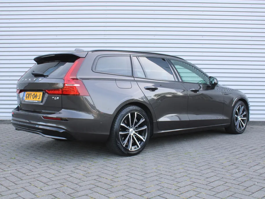 Volvo V60 2.0 T6 Plug-in hybrid AWD Plus Dark | Nappaleder | Trekhaak | HK audio | Schuifdak | Stuur-/stoelverwarming | Adap. Cruise | Dodehoek detectie | Geheugenstoelen | 360 Camera |