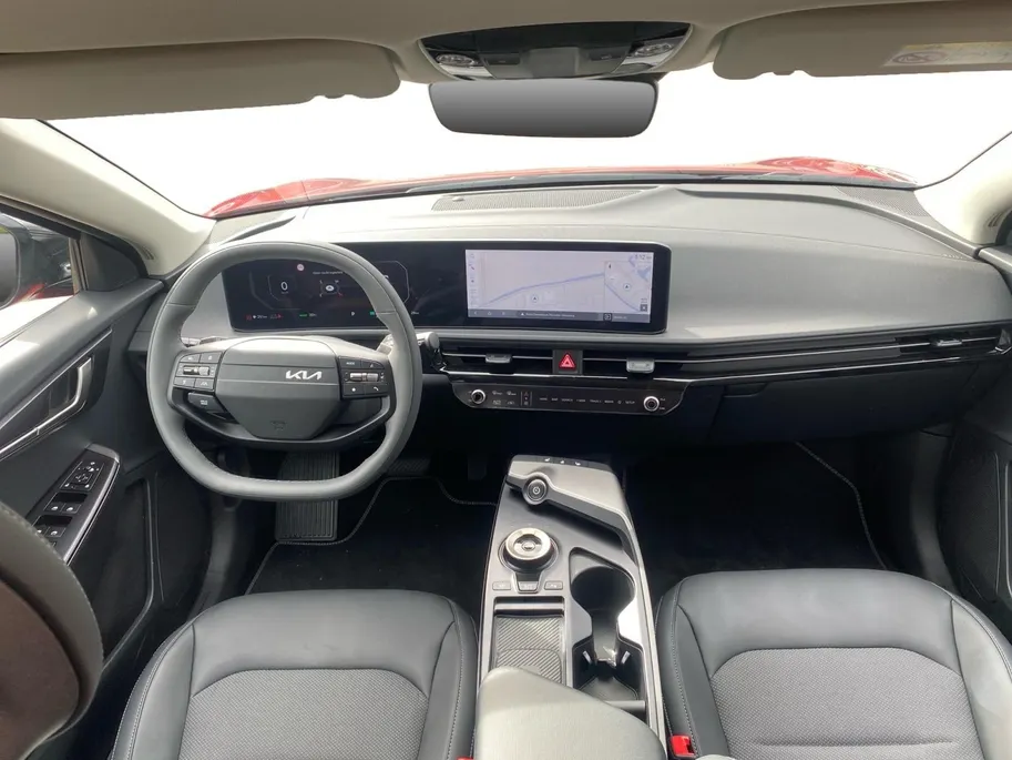 Kia EV6 Light Edition 63 kWh | VOORRAAD VOORDEEL NU €42.950,- | Direct leverbaar | Stoel+Stuur verwarming | Climate control | Navigatie | Parkeer camera achter | Parkeer sensoren voor en achter