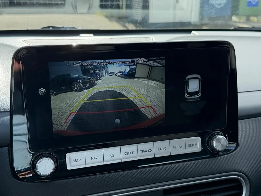 Hyundai Kona EV Fashion 64 kWh 204PK | Warmtepomp | SOH 100 % | Navigatie | Apple Carplay & Android Auto | Adaptive cruise control | Climate control | Head-up display | Parkeersensoren achter | Trekhaak |