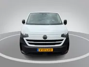 Volkswagen Bedrijfswagens Transporter 2.0TDi 110pk Bestelwagen L2 · Apple Carplay / Android Auto · Schuifdeur links en rechts · Trekhaak · Bijrijdersbank ·
