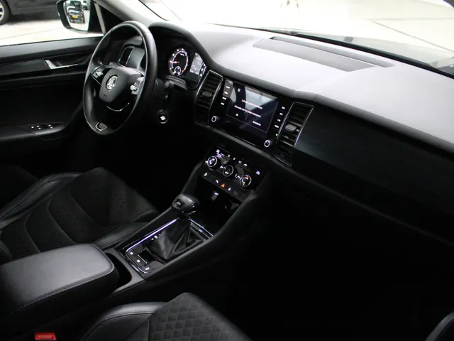 Škoda Kodiaq 1.5 TSI Business Edition DSG 7-Persoons Navigatie | Parkeercamera | 18' Velgen | Trekhaak