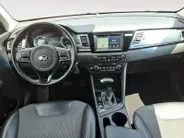 Kia Niro 1.6 GDi Hybrid First Edition achteruitrijcamera , navigatiesysteem full map , electronic climate controle , cruise , parkeersensor , lm velgen zwart .