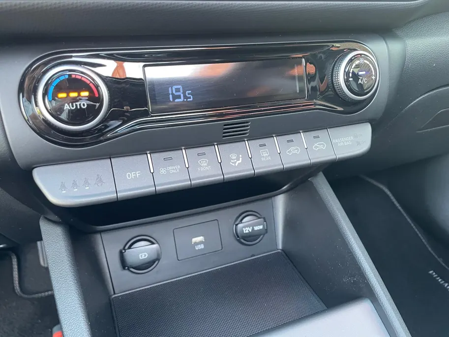 Hyundai Kona 1.6 GDI HEV Fashion Sky | Navigatie| Lichtmetalen velgen| Parkeersensoren| Schuif- kanteldak| Climate Controle| Adaptieve Cruise Controle| Dode hoeksensor|
