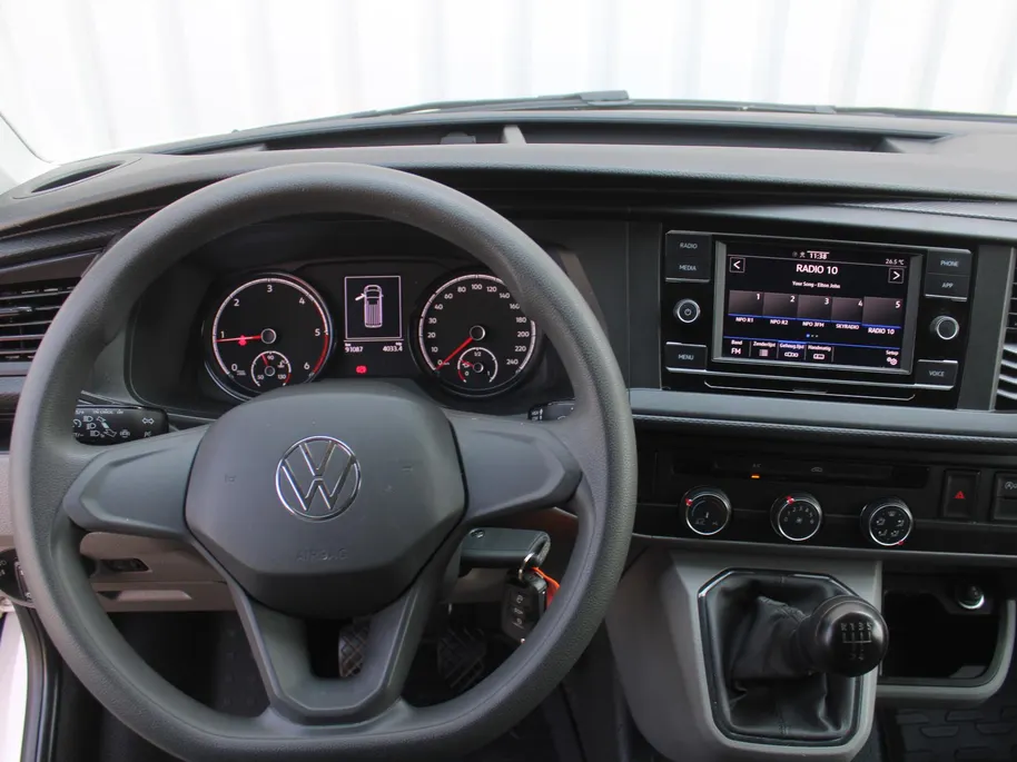 Volkswagen Transporter 2.0 TDI L2H1 28 Comfortline | 3-zits | Airco | Cruise | PDC | Apple Carplay | Android Auto | Volledig betimmerd |