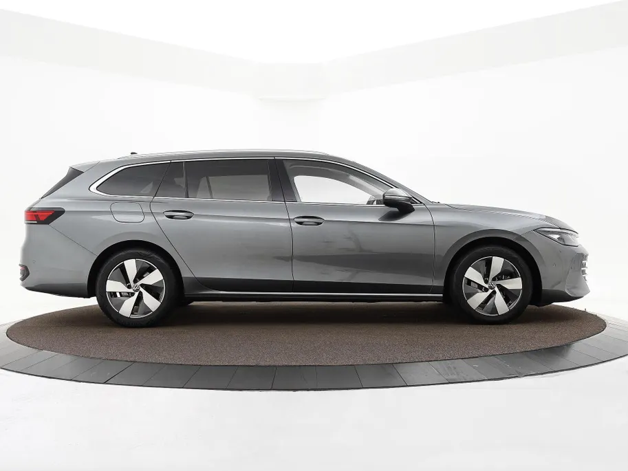 Volkswagen Passat Variant 1.5 eTSI 150pk DSG Elegance Business · Camera · Wegklapbare Trekhaak · Apple/Android Car Play · Dodehoeksensoren · P-Sensoren · 17'' Inch · Garantie t/m 18-06-2028 of 100.000