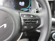 Kia Stonic 1.0 T-GDi MHEV DynamicPlusLine | Stuur-/stoelverwarming | Camera | Cruise adapt. | Clima | LED | Navi | 16' LM | Keyless |