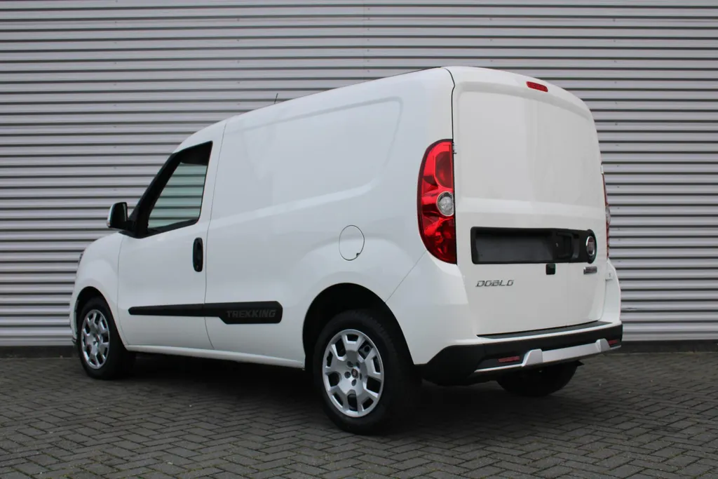 Fiat Doblò Cargo 1.6 MJ L1H1 S Trekking | Nieuw | Airco | Camera | Cruise | Navi | Apple Carplay/Android Auto | 3 zits |