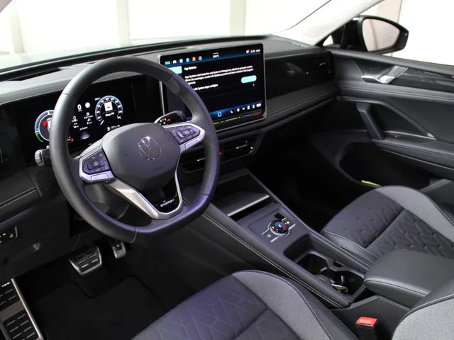 Volkswagen Tiguan 1.5 eHybrid Life Energy Edition Navigatie | 360 Camera | Head Up Display | Keyless | Led Plus Light | Trekhaak