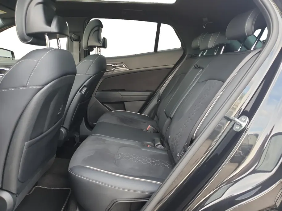 Kia Sportage 1.6T MHEV GT-Line | Stoel en stuurverwarming | Panorama schuifdak | Camera | Elektrisch bedienbare voorstoelen | Apple Carplay / Android Auto | Elektrische achterklep |