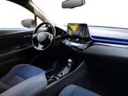 Toyota C-HR 1.8 Hybrid Dynamic Airco automatisch| Autonomous Emergency Braking | Cruise control adaptief | Lichtmetalen velgen 18' | Navigatiesysteem full map | Voorstoelen verwarmd