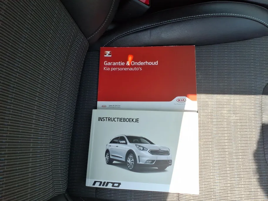 Kia Niro 1.6 GDi Hybrid First Edition achteruitrijcamera , navigatiesysteem full map , electronic climate controle , cruise , parkeersensor , lm velgen zwart .