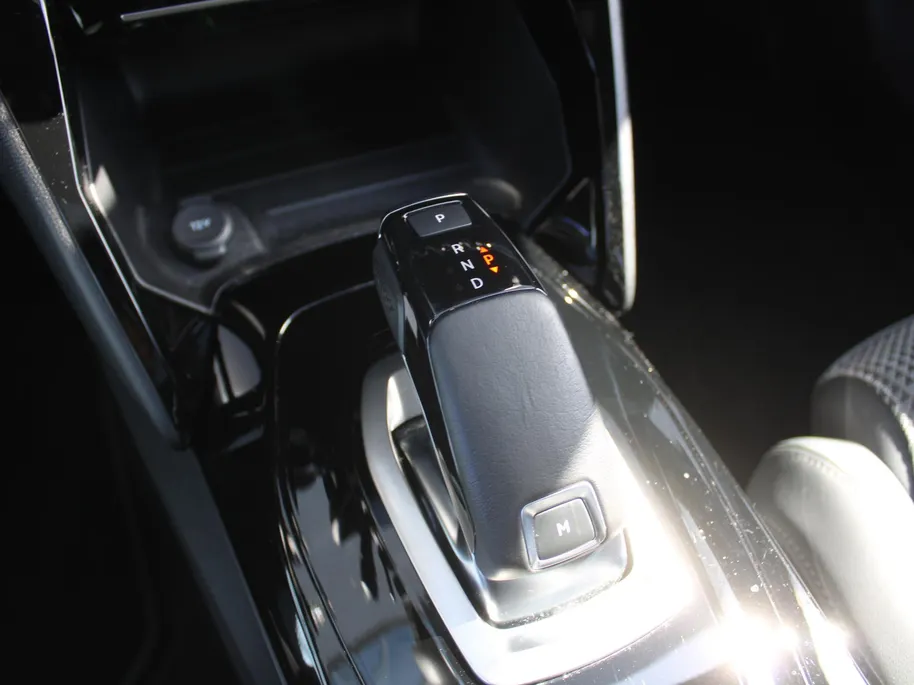 Peugeot 2008 1.2 PureTech GT | Automaat | Navi | Camera | Panoramadak | Dodehoek detectie | Cruise adapt. | 17' LM | LED |