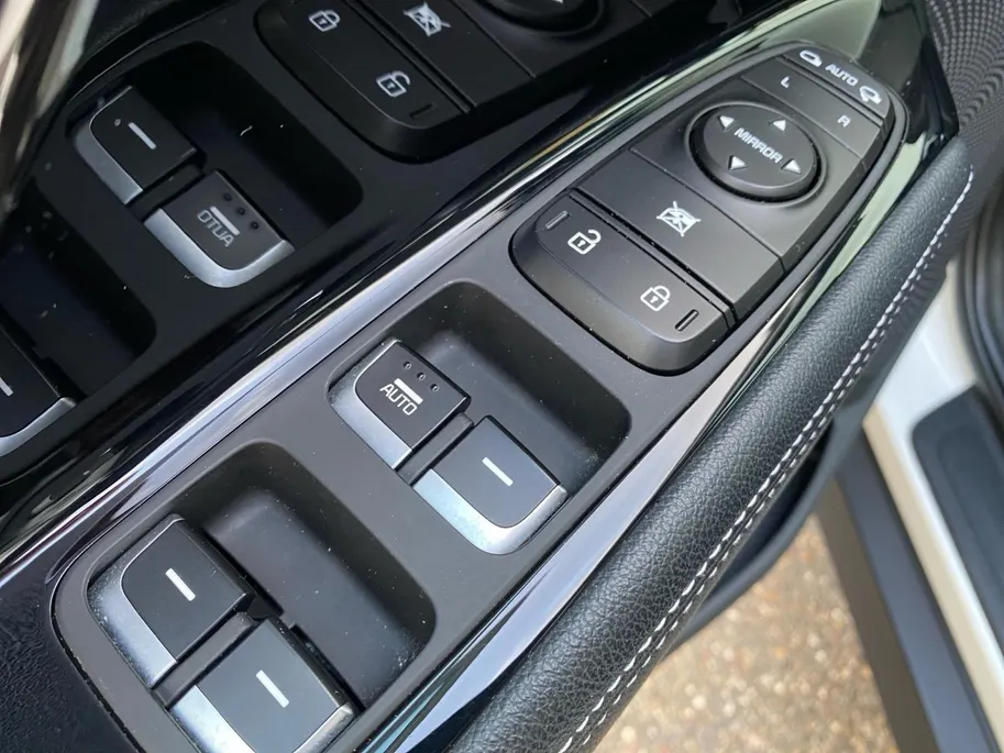Kia e-Niro DynamicLine 64 kWh | Climate control | Navigatie | 17 inch LM-velgen | Keyless | AppleCarPlay-Android Auto | Parkeercamera | SOH 99.3% |