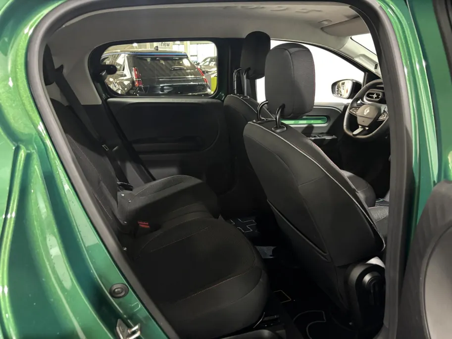 Renault Twingo Urban Range Techno 27.5 kWh Automaat | Demo - Beschikbaar per 01-10-2026 | Armsteun | Camera | Parkeersensoren | Climate Control | Full LED | Adaptive Cruise Control | Navigatie | 18' Lichtmetalen Velgen |