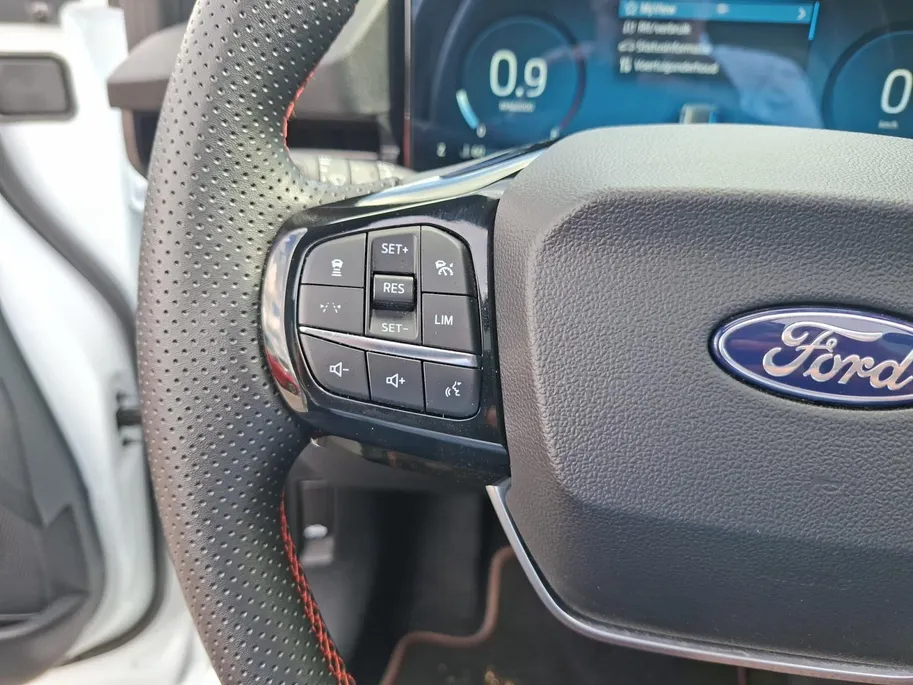 Ford Puma ST-Line | Stoel- stuur en voorruitverwarming | Trekhaak | Kantel / schuifdak | Adaptieve led koplampen | All weather banden