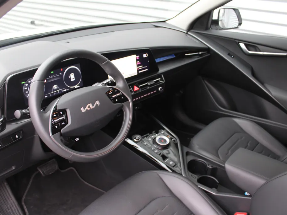 Kia Niro EV Edition Advanced 64.8 kWh | Stuur-/stoelverwarming | Elektr. stoelverstelling | Camera | Cruise adapt. | 17'LM | Clima | 17% bijtelling |