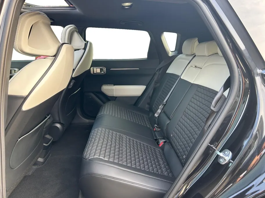 Kia EV4 Hatchback GT-PlusLine 81.4 kWh | Schuif/kanteldak | Lederen bekleding | 360 Graden camera | Head up display | Elektrische achterklep | Elektrische stoel verstelling met geheugen | Stoel verwarming + ventilatie voor | Dodehoek camera | Draadloze oplader | 