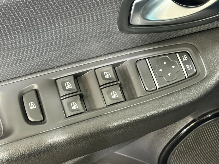 Renault Clio 90PK TCe Limited | Airco | Navi | Parkeersensoren | Cruise Control | Bluetooth | Lichtmetalen Velgen | Keyless Entry | Elektrische Ramen & Spiegels | Armsteun |
