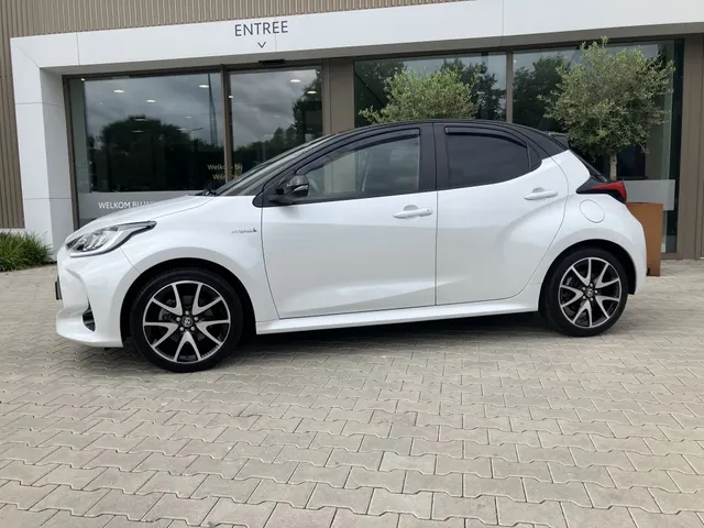 Toyota Yaris 1.5 Hybride Selection | Bi-Tone | Apple Car-play | Stoelverw