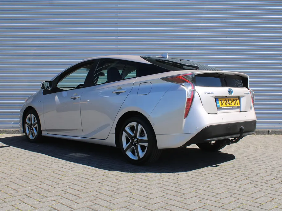 Toyota Prius 1.8 Executive | Trekhaak | Stoelverwarming | Camera | Leer | Dodehoek detectie | JBL audio | HUD | 17” LM | Navi | LED | Cruise adapt. | Incl. winterset |