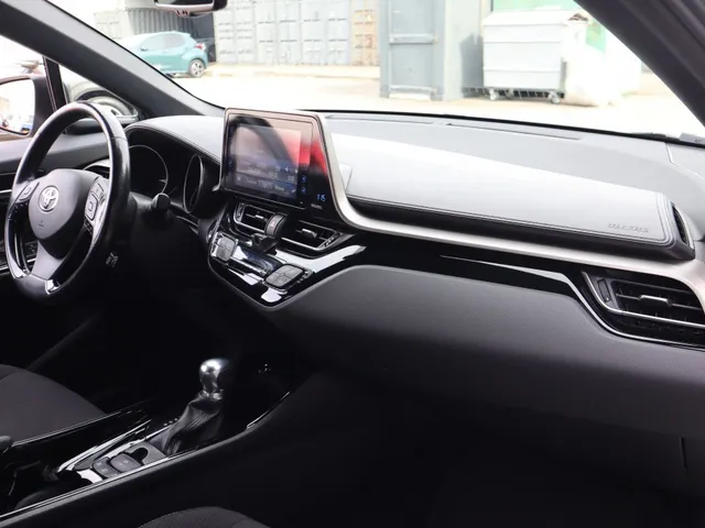 Toyota C-HR 1.8 Hybrid Style Trekhaak | All Seasonbanden | Stuur en stoelverwarming