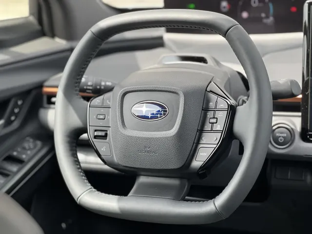 Subaru Uncharted 2E-xcite+ 77 kWh Automaat | Nieuw Leverbaar | Two-Tone Metallic Lak | Elek. Binnenspiegel | Lederen Bekleding