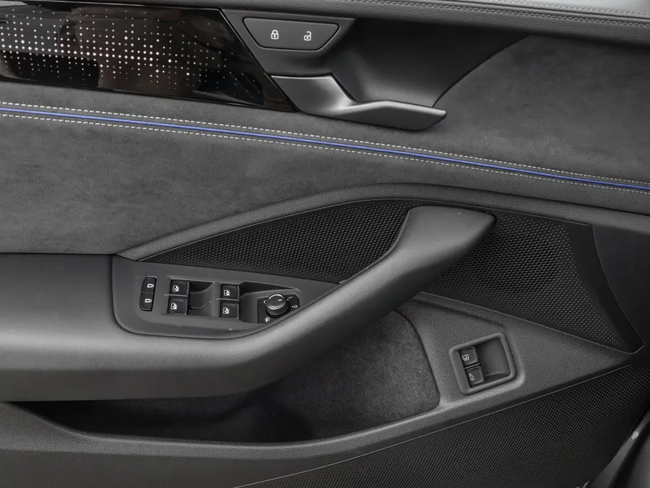 Volkswagen Passat Variant R-Line Edition 1.5 eHybrid 272 PK versn. DSG · Assistance Pakket Plus · Black Style Pakket Plus · Multimedia Pakket Plus · Trekhaak inklapbaar, met elektrische ontgrendeling, incl. Trailer Assist ·
