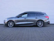 Ford Focus Wagon 1.0 EcoBoost ST Line Business | Stuur-/stoel-/voorruitverwarming | Camera | Clima | Draadloze telefoonlader | 17' LM | Navi |