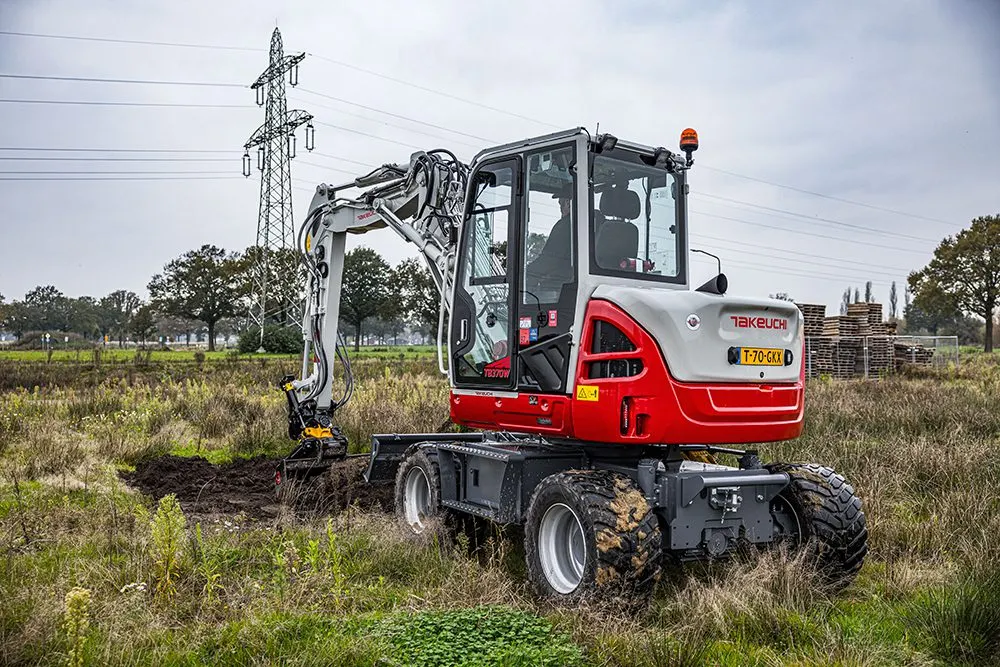 Takeuchi TB370W mobiele kraan achterkant in berm