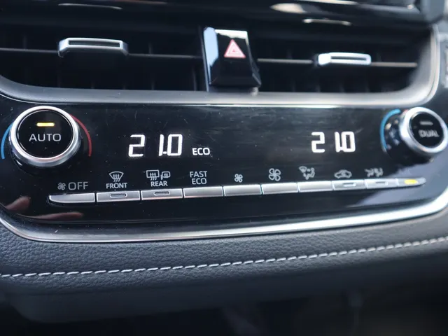 Toyota Corolla Touring Sports 1.8 Hybrid Dynamic Trekhaak | All Seasons | Carplay | Stoelverwarming