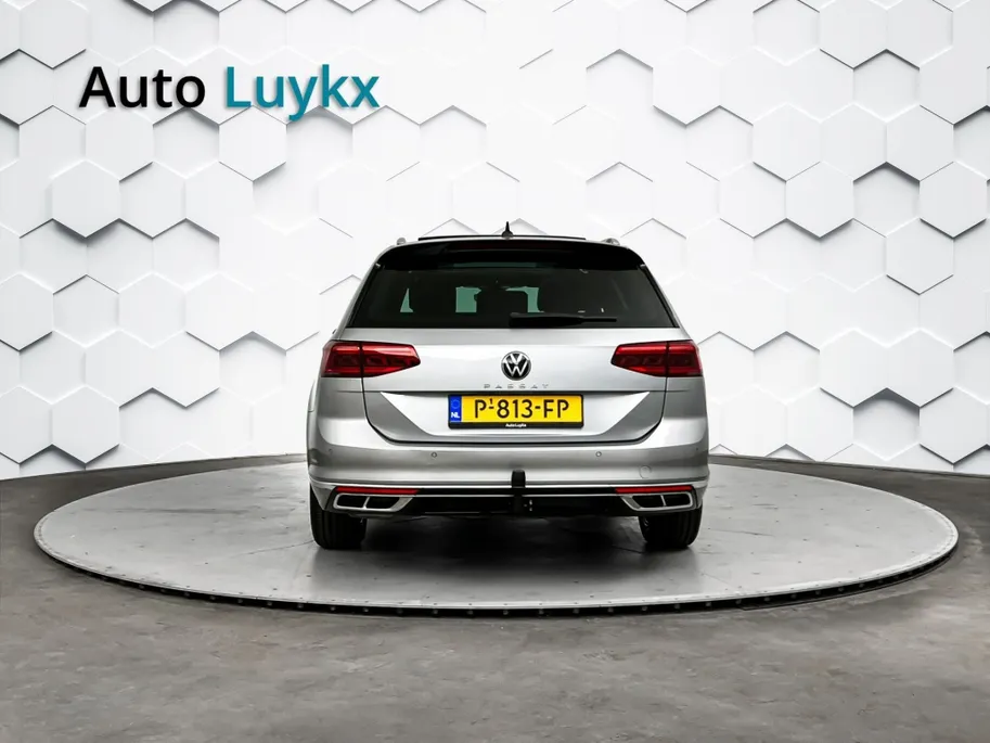 Volkswagen Passat Variant 1.5 TSI R-Line Business + DSG Automaat | Panoramadak | Trekhaak | Elektrische Stoelen