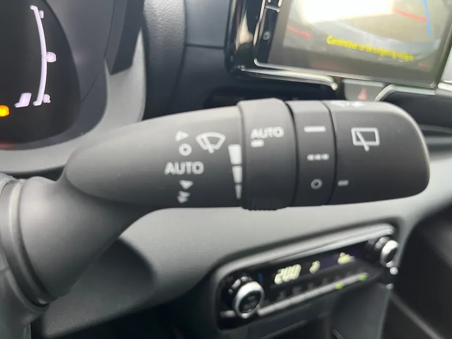 Toyota Yaris 1.5 Hybrid 115 Comfort | Parkeercamera | Climate control | Apple Carplay/Android Auto | Adaptive cruise control | LM-Velgen