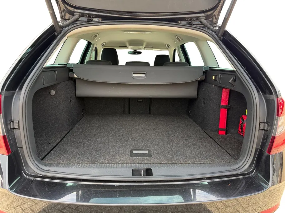 Škoda Octavia Combi 1.5 TSI Greentech Ambition Business | Automaat | Navigatie | Apple carplay & Android auto | Parkeersensoren voor en achter | Achteruitrijcamera | Elektr. achterklep | Afneembare trekhaak | Stoelverwarming voor | Bovag garantie |