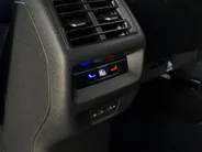 Volkswagen Tiguan 1.5 eTSI R-Line Business | Elektrisch wegklapbare trekhaak | Stoelmassage | Elektrisch bedienbare achterklep | Achteruitrijcamera | Parkeersensoren voor- en achter | Navi | Adaptive cruise control | Sportstoelen