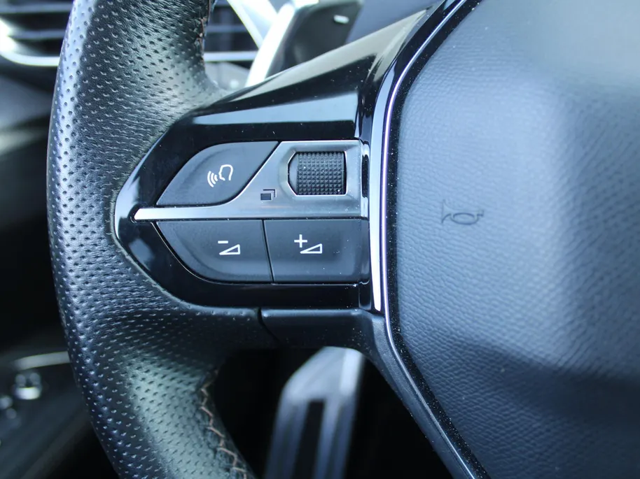 Peugeot 3008 1.2 PureTech GT | Trekhaak | Stoelverwarming | Cruise adapt. | Camera | Dodehoek detectie | 18' LM | Navi | Clima |