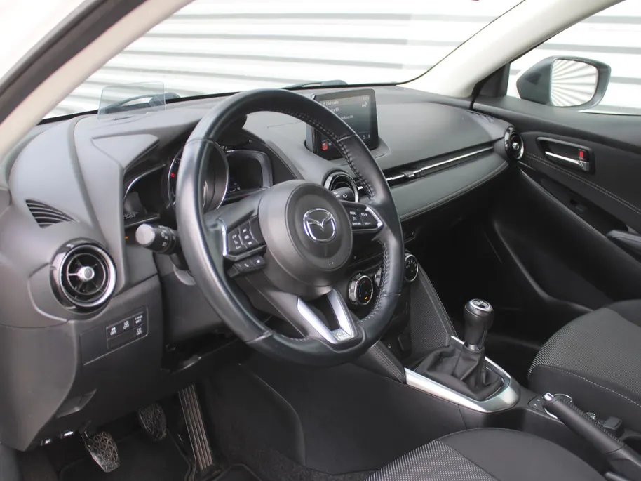 Mazda 2 1.5 Skyactiv-G GT-M | Trekhaak | Camera | Stoelverwarming | 16' LM | Navi | Cruise | Clima | Dodehoek detectie | LED | HUD |