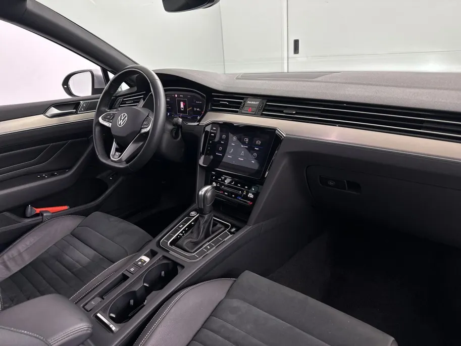 Volkswagen Passat Variant 1.5 TSI R-Line Business + DSG Automaat | Panoramadak | Trekhaak | Elektrische Stoelen
