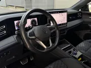 Volkswagen Tiguan 1.5 eTSI R-Line Business | Elektrisch wegklapbare trekhaak | Stoelmassage | Elektrisch bedienbare achterklep | Achteruitrijcamera | Parkeersensoren voor- en achter | Navi | Adaptive cruise control | Sportstoelen
