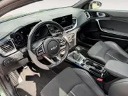 Kia ProCeed 1.5 T-GDi GT-Line 1e Eigenaar | Dealer onderhouden | Open dak | Stoel & Stuur verwarming | Navigatie | Apple CarPlay & Android Auto | Fabrieksgarantie 13-10-2030 +3x 1 jaar* | NAP
