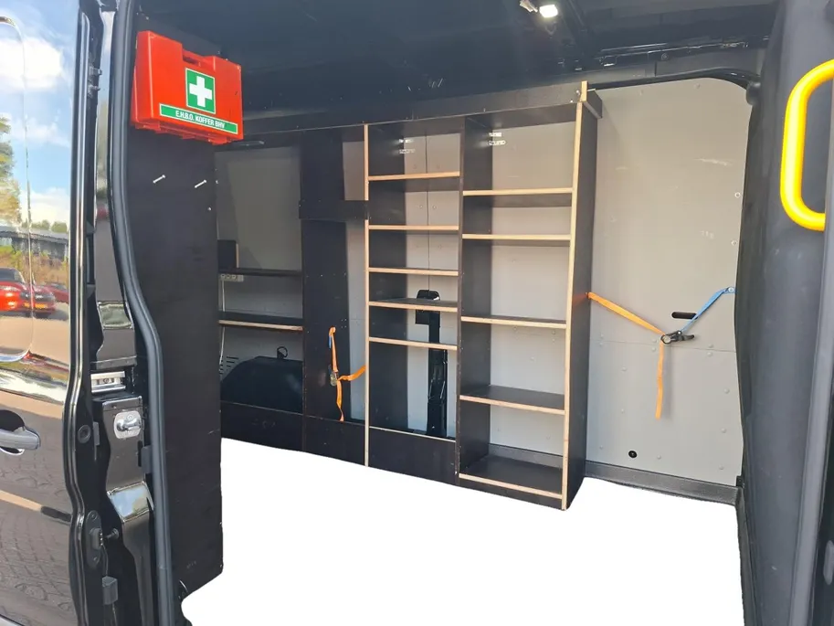 Ford Transit 350 2.0 TDCI L3H2 Trail 165 pk handgeschakeld | BPM VRIJ | Adaptive Cruise control | Navigatiesysteem | Raptor Gril | Zwarte treeplanken | LM velgen gloss black | Houten kasten links en rechts | Dakdragers met laddersysteem