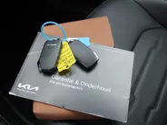 Kia Niro EV Edition Advanced 64.8 kWh | Stuur-/stoelverwarming | Elektr. stoelverstelling | Camera | Cruise adapt. | 17'LM | Clima | 17% bijtelling |