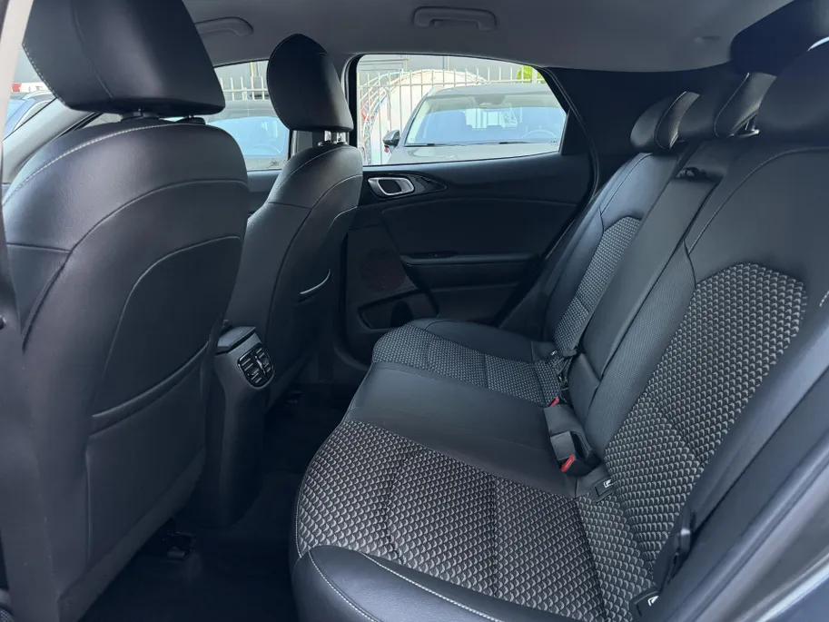 Kia XCeed 1.0 T-GDi DynamicLine | Trekhaak | Achteruitrijcamera | Parkeersensoren achter | Apple/Android Carplay | Navi | Climate Control | LMV