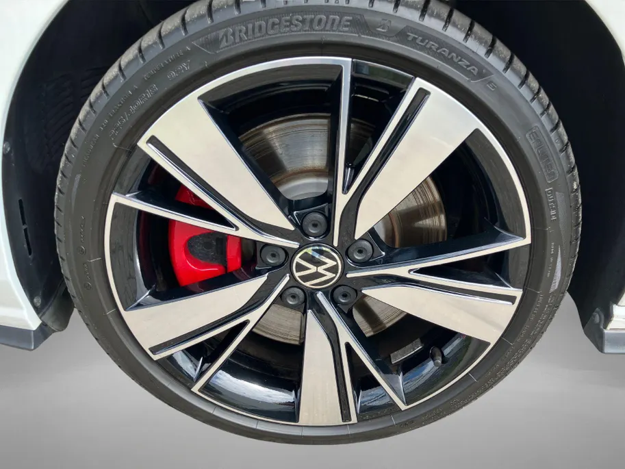 Volkswagen Golf 1.4eHybrid 180kW/245PK GTE · Panoramadak · Dodehoeksensoren · Navigatie · Apple/Android Car Play · Camera · Stoelverwarming ·