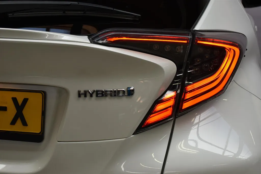 Toyota C-HR 1.8 Hybrid 122pk CVT Bi-Tone Navigatie | Cruise | Clima | PDC |Half Leer | Parlemoer Wit